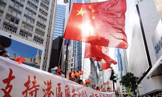 Người dân Hong Kong ủng hộ luật an ninh ăn mừng khi luật được thông qua hôm thứ Ba. Ảnh: Tân Hoa Xã