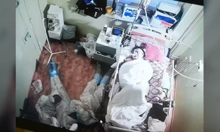 Hình ảnh 3 sinh viên nằm thiếp đi trên sàn phòng bệnh. 