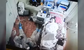 Hình ảnh 3 sinh viên nằm thiếp đi trên sàn phòng bệnh. 