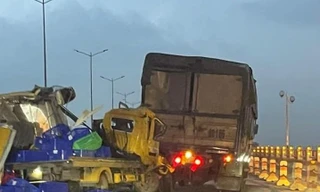Xe tải đâm nhau chắn ngang cầu Thanh Trì, đường Vành đai 3 tắc cứng