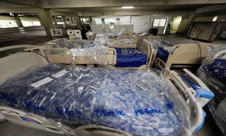 Một bệnh viện thuộc bang Mississippi dựng khu điều trị dã chiến trong bãi để xe. Ảnh: AP