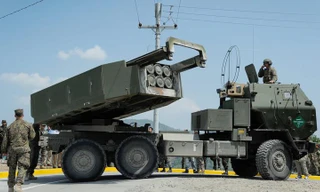 Ukraine khoe đã nhận được pháo phản lực phóng loạt HIMARS của Mỹ