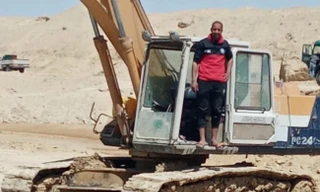 Abdullah Abdul-Gawad và chiếc máy xúc "tí hon". Ảnh: BI