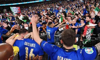 Các cầu thủ Italia ăn mừng cùng người hâm mộ trên sân vận động Wembley sau khi giành ngôi vô địch Euro 2020. Ảnh: Reuters
