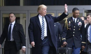 Chiếc vali hạt nhân kè kè bên ông Trump. Ảnh: Getty