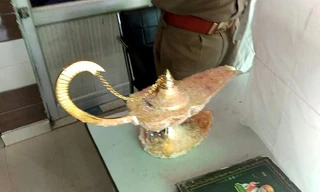 Chiếc đèn mà bác sĩ Khan bị lừa mua với giá hơn 2 tỉ. Ảnh: Daily Mail