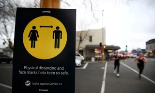 Biển khuyến cáo đeo khẩu trang và giữ khoảng cách ở New Zealand. Ảnh: Reuters