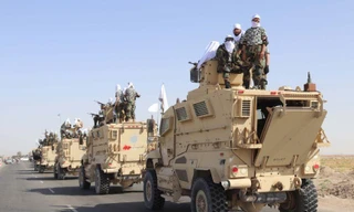 Chiến binh Taliban trên xe bọc thép. Ảnh: EPA-EFE