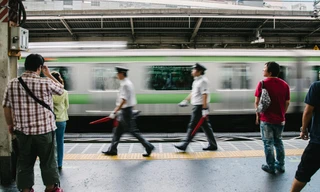 Nhật Bản: Tấn công bằng dao trên tàu, một phụ nữ bị bắt