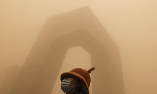 Bão cát ở Trung Quốc: Trời chuyển vàng bất thường, nhà chọc trời 'biến mất'