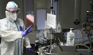 Nhân viên y tế trong phòng chăm sóc đặc biệt cho bệnh nhân COVID-19 ở Krasnodar (Nga). Ảnh: RIA