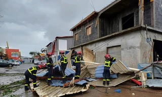 Bão mạnh nhất trong gần một thế kỷ đổ bộ quần đảo của Pháp, hàng trăm người có thể đã thiệt mạng