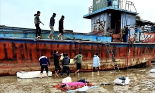 Lái sà lan tử vong vì bị gió hất xuống biển