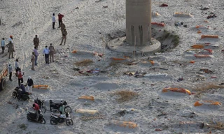 Tận thấy hàng loạt thi thể bị vùi dưới cát ven sông Hằng ở Ấn Độ