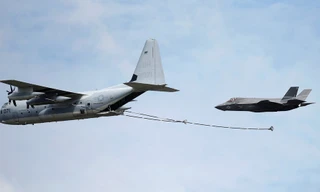 Ảnh tư liệu: KC-130J tiếp nhiên liệu cho F-35B trong buổi trình diễn ở Anh. Ảnh: Reuters
