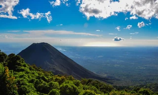 Một ngọn núi lửa ở El Salvador. Ảnh: Getty