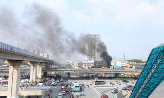 Cháy ở ngã tư phố Khuất Duy Tiến, khói bốc cao hàng chục mét 
