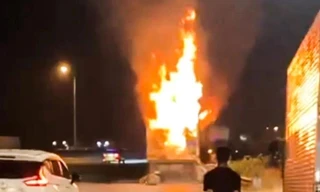 Xe tải cháy ngùn ngụt trên cao tốc TP.HCM - Trung Lương