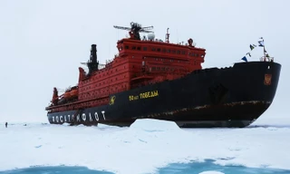 Tàu phá băng hạt nhân của Nga đưa trẻ em thăm Bắc Cực