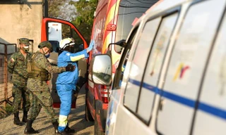 Lực lượng an ninh kiểm tra tài xế xe cứu thương đến nhà tù Penitenciaria del Litoral đưa những người bị thương đi cấp cứu. Ảnh: Reuters