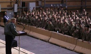 Tổng thống Mỹ Donald Trump phát biểu trong chuyến thăm bất ngờ đến căn cứ al-Asad. Ảnh: Reuters