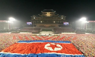 Triều Tiên duyệt binh hoành tráng lúc tối muộn