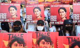 Biểu ngữ đòi thả bà Aung San Suu Kyi của người biểu tình Myanmar. Ảnh: Reuters