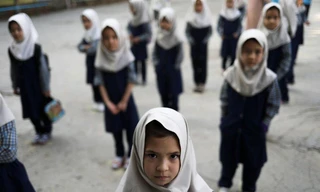 Nữ sinh cấp một ở Kabul trở lại trường học ngày 18/9. Ảnh: Reuters