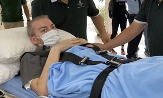 Nam phi công khi xuất viện. Ảnh: AP