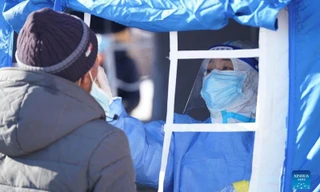 Một cư dân Hắc Hà được lấy mẫu xét nghiệm. Ảnh: Hoàn cầu Thời báo