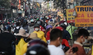 'Phố cá lóc nướng' ở TPHCM kẹt cứng trong ngày vía Thần tài