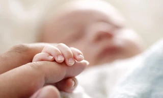 Hy hữu: Em bé hai đầu, ba tay chào đời ở Ấn Độ