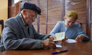 Vùng ly khai Ukraine kiểm phiếu trưng cầu dân ý sáp nhập Nga, số liệu sơ bộ được công bố