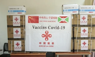 Burundi vừa bắt đầu tiêm vắc xin sau khi nhận được lô Sinopharm đầu tiên của Trung Quốc. Ảnh: AP