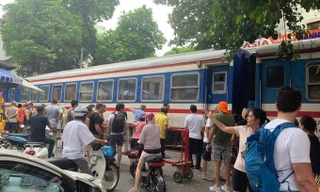 Du khách nước ngoài gặp nạn khi chụp ảnh ở phố cà phê đường tàu