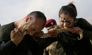 Nữ binh người Kurd xẻ thịt rắn, cắn chết thỏ, hạ gục nam binh trong nháy mắt