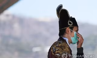 Du khách đeo khẩu trang tại Seoul ngày 23/2. Ảnh: Yonhap