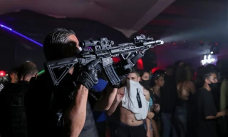 Cảnh sát ập vào hộp đêm ở Sao Paulo ngày 13/3. Ảnh: Reuters