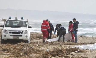 Đắm thuyền do biển động, hàng chục thi thể dạt vào bờ biển Ý
