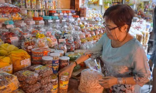 Hàng Tết đổ về chợ sỉ lớn nhất TP.HCM, tiểu thương thấp thỏm chờ khách