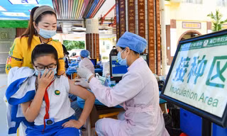 Một học sinh tiểu học ở Trung Quốc tiêm vắc xin ngừa COVID-19. Ảnh: VCG