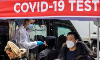 Một trạm xét nghiệm lưu động ở New York (Mỹ). Ảnh: Reuters