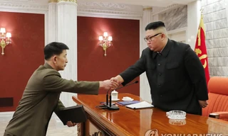 Ông Kim Jong-un trao quyết định bổ nhiệm cho các tướng lĩnh quân đội mới. Ảnh: Yonhap
