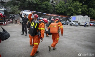 Lực lượng cứu hộ tại hiện trường. Ảnh: Tân Hoa Xã