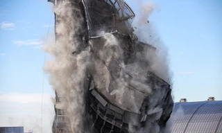 Xem tòa nhà từng là niềm tự hào của ông Trump đổ sụp trong nháy mắt