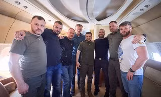 Tổng thống Zelensky đưa các chỉ huy tiểu đoàn Azov về nước, Nga tức giận