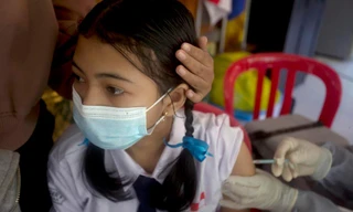 Học sinh Indonesia tiêm vắc-xin ngừa COVID-19 của Trung Quốc. Ảnh: AP