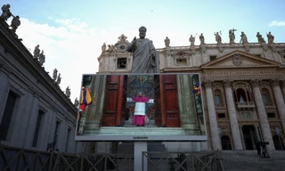 Mật nghị bầu giáo hoàng: Khói đen bốc lên từ Nhà nguyện Sistine, cuộc bỏ phiếu chưa có kết quả