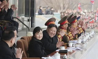 Ông Kim Jong-un đưa con gái đi xem bóng đá