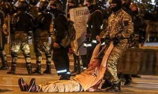 Cảnh sát khống chế người biểu tình. Ảnh: Reuters